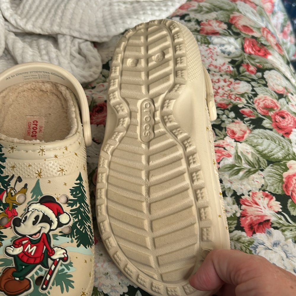 Disney Christmas crocs purchased from Disney parks men’s 6 women’s 7 fur lined - Picture 2 of 4